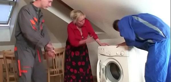  Old grandma spreads legs for two repairmen